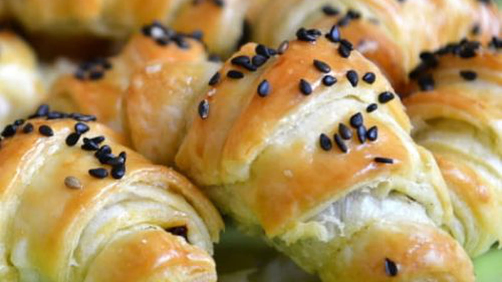 Croissants apéritifs au pesto, tomates séchées et sésame noir