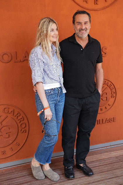 Gilles Lellouche en total look noir et Alizée Guinochet en chemise imprimée et jean à bords francs