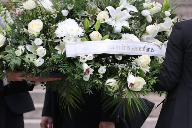 Obs&egrave;ques d'Isabelle Mergault&nbsp;: une gerbe de fleurs au nom de ses filles