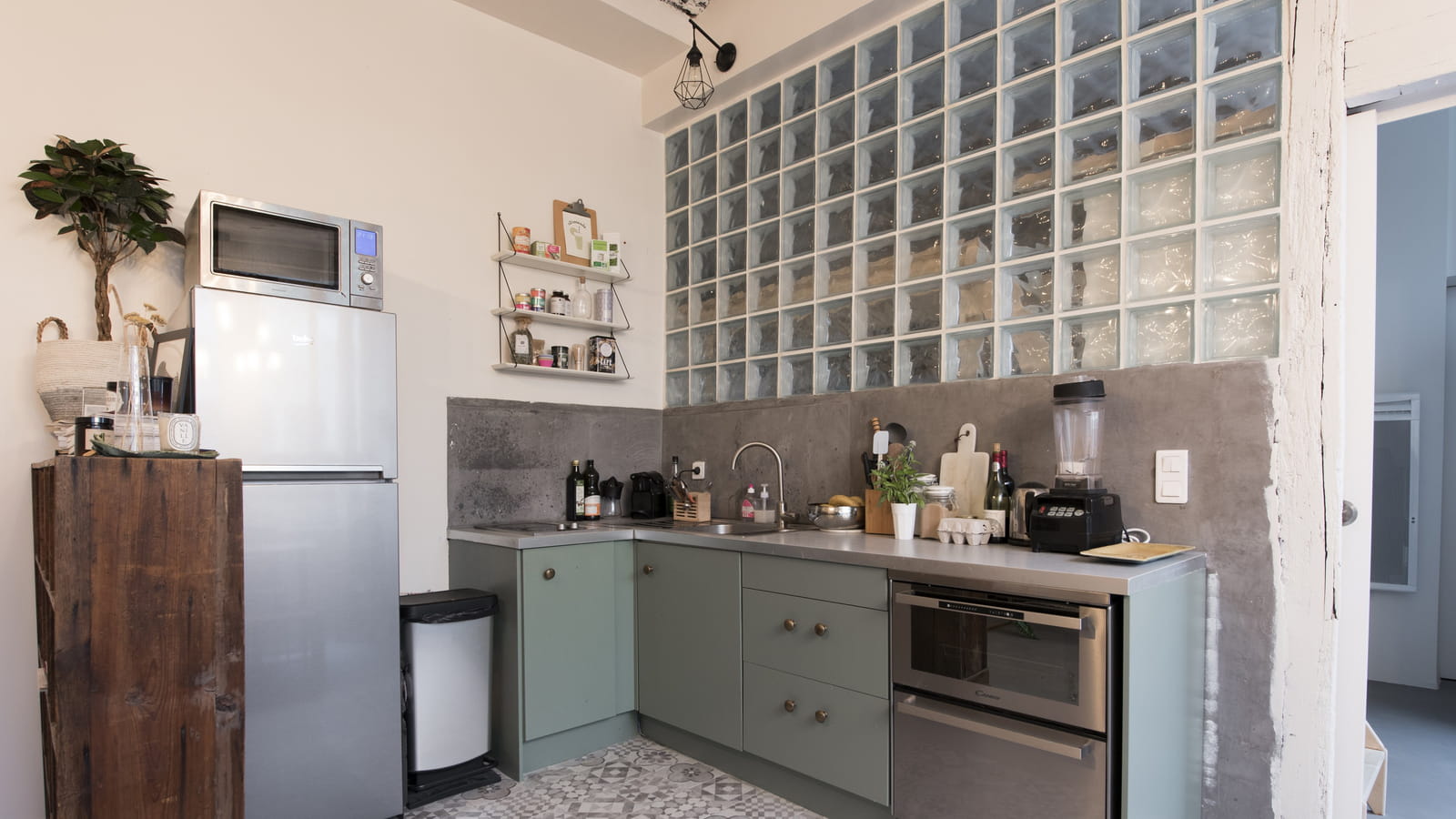 Cuisine inox et vert d'eau 