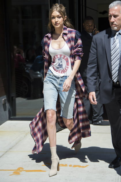 Gigi Hadid en short en jean long clair et robe chemise &agrave; carreaux ouverte