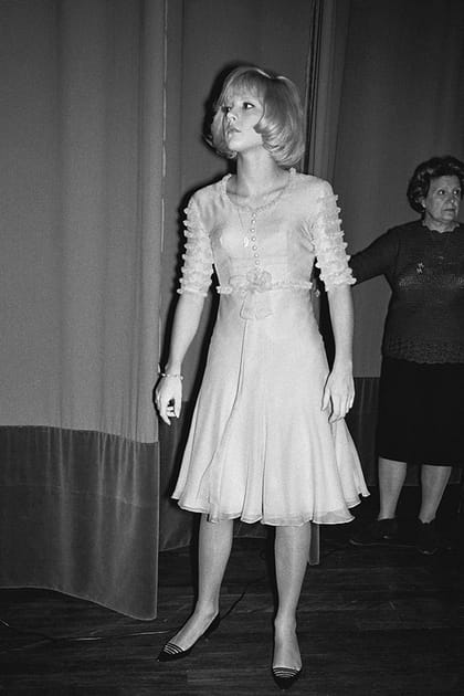Sylvie Vartan en robe babydoll à volants