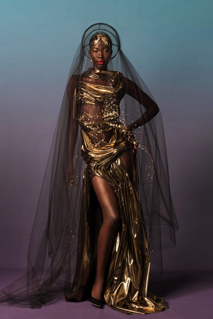 Robe dor&eacute;e et voile transparents aper&ccedil;us dans la collection Harris Reed