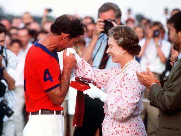 Elizabeth II honorée d'un baisemain de Charles