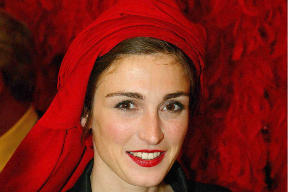 Julie Gayet, &eacute;blouissante avec ses l&egrave;vres glossy rouges