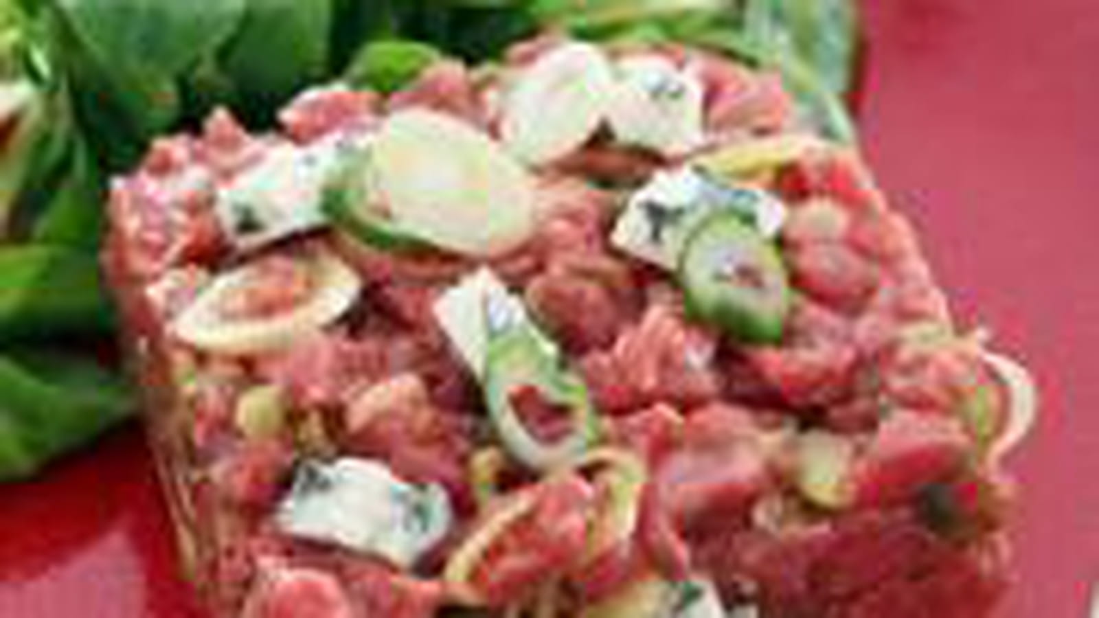 Tartare de boeuf au roquefort et oignons nouveaux