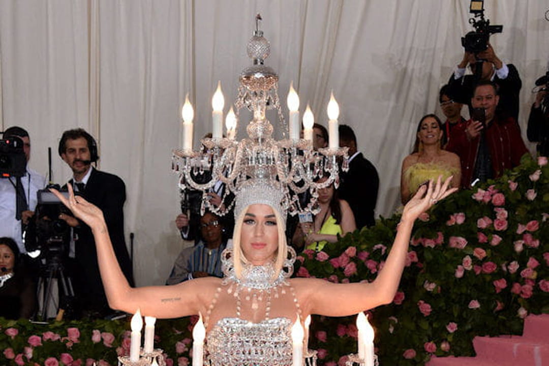 Katy Perry en chandelier Moschino
