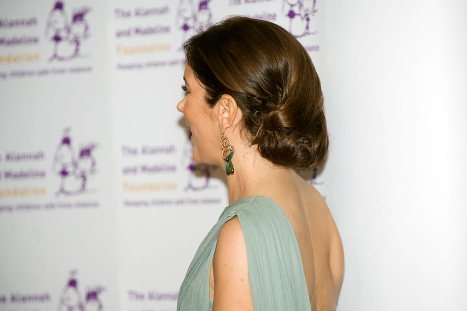 La coiffure sophistiqu&eacute;e de Mary de Danemark