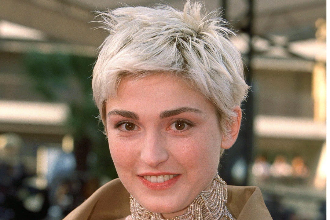 Julie Gayet, surprenante avec sa coupe garçonne blond polaire