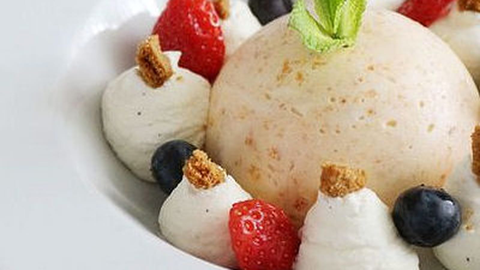 Dôme glacé aux abricots, crème chantilly et ses fruits d'été