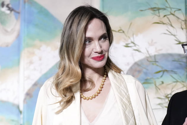 Angelina Jolie collectionne des couteaux (prends garde Brad !)