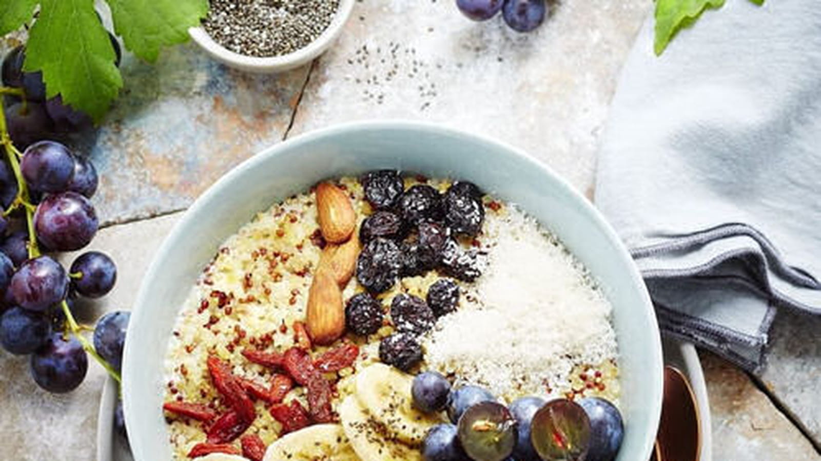 Bowl quinoa, chia, raisins, banane