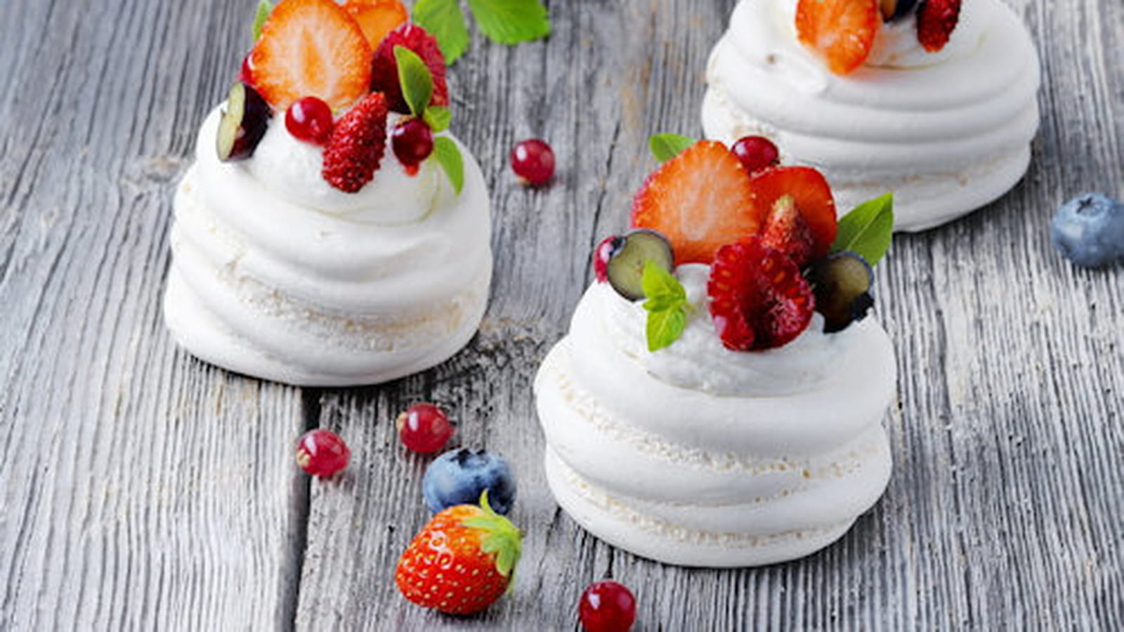 Pavlova au St Môret®, aux fruits rouges et à la vanille