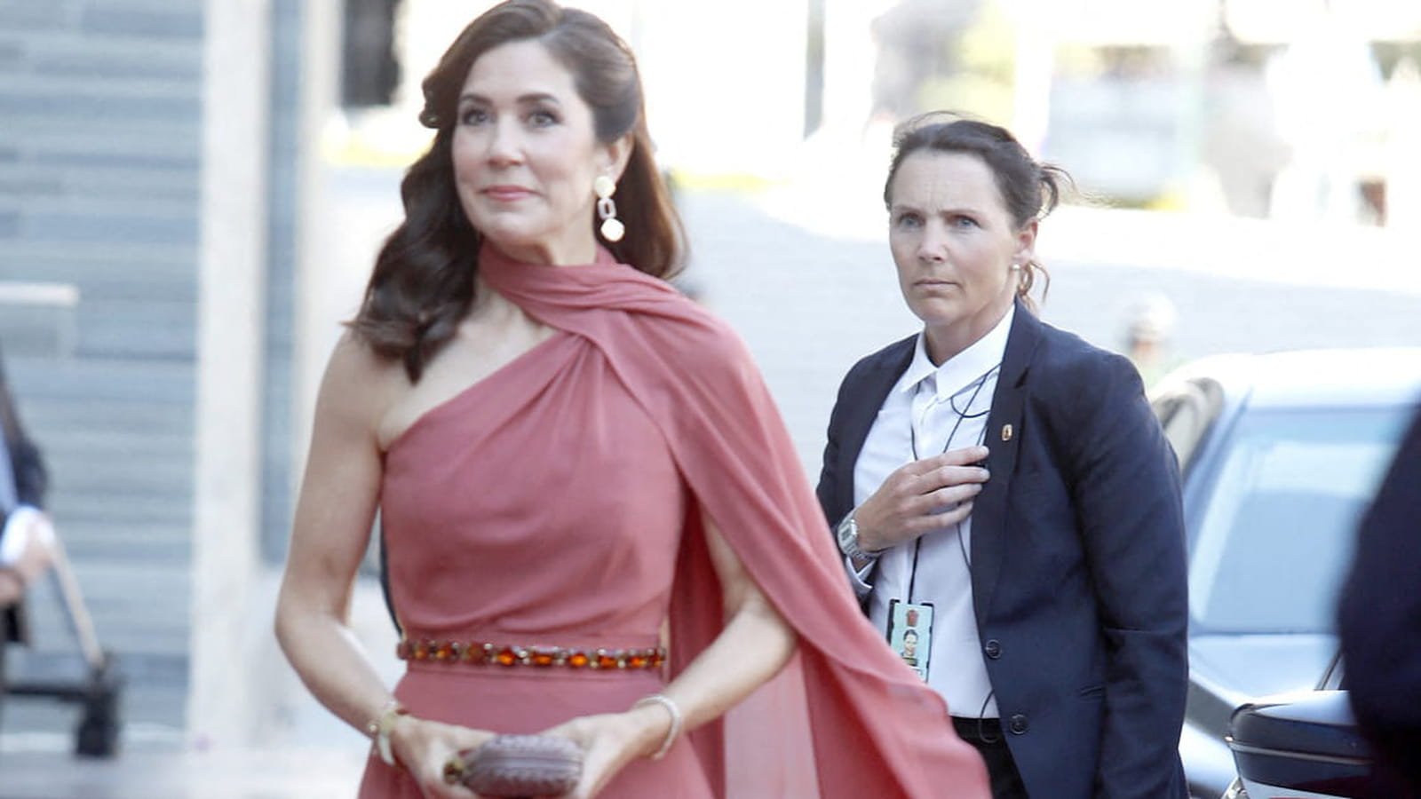Mary de Danemark en robe au décolleté asymétrique 