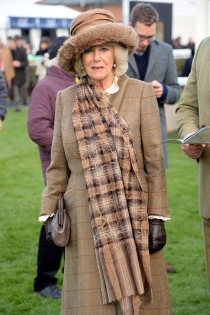 Camilla Parker-Bowles en manteau camel et écharpe à carreaux