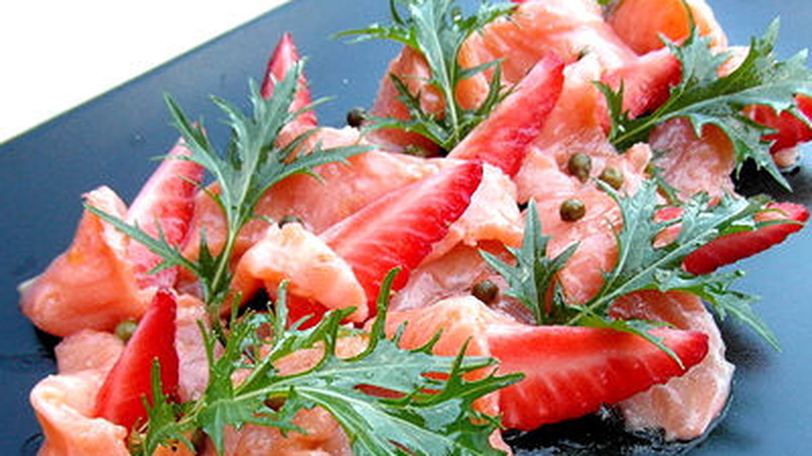 Carpaccio de saumon, fraises et poivre vert, sauce aux agrumes