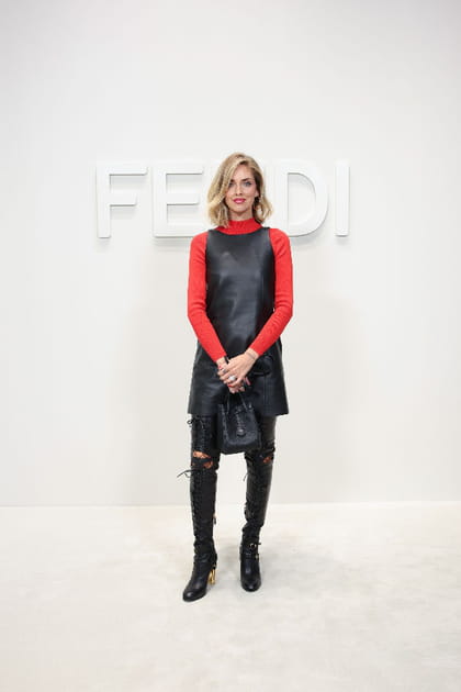 Chiara Ferragni en robe noire en cuir et haut rouge au d&eacute;fil&eacute; Fendi printemps-&eacute;t&eacute; 2024