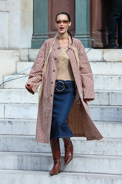 Bella Hadid en jupe en jean et manteau long &agrave; carreaux
