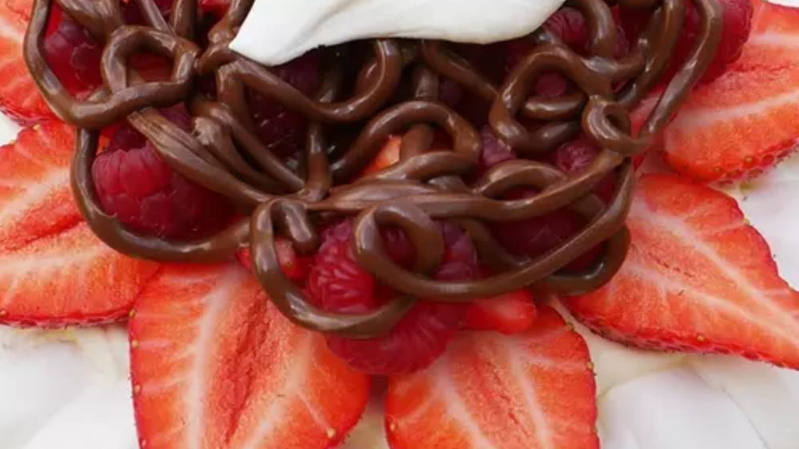 Pavlova aux fruits rouges et au Nutella de Gregory Cohen