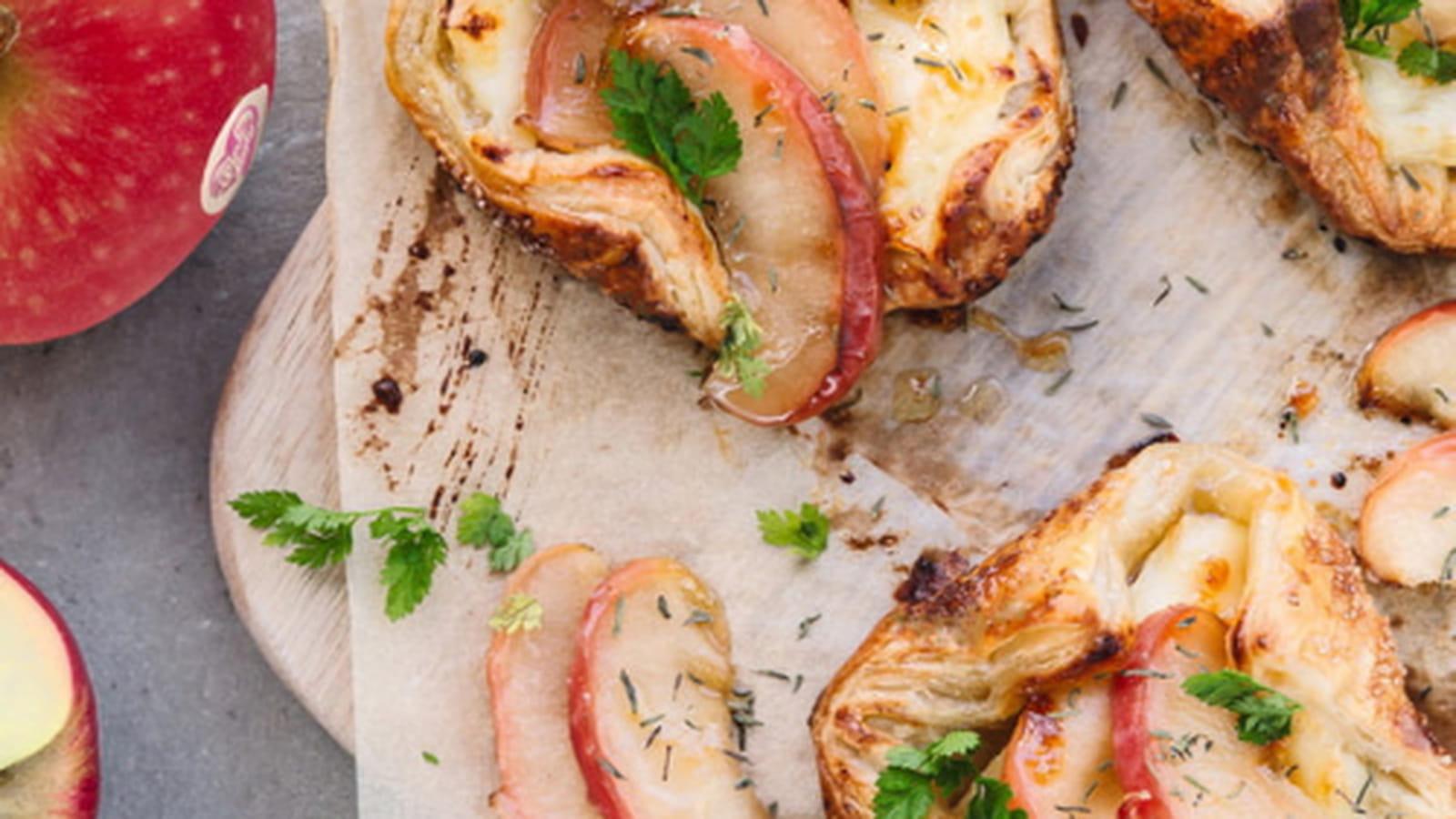 Feuilletés au brie et pommes Pink Lady rôties