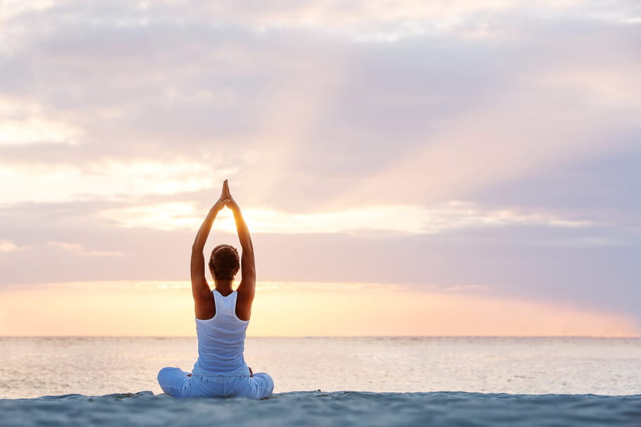 Yoga du matin : postures et conseils pour bien commencer sa journée
