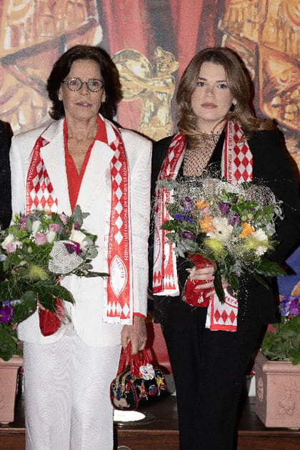 Stéphanie de Monaco en tailleur blanc et chemise rouge