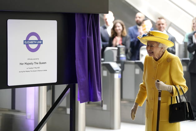 Elizabeth II inaugure une ligne de m&eacute;tro &agrave; son nom, &agrave; Londres, le 17&nbsp;mai 2022