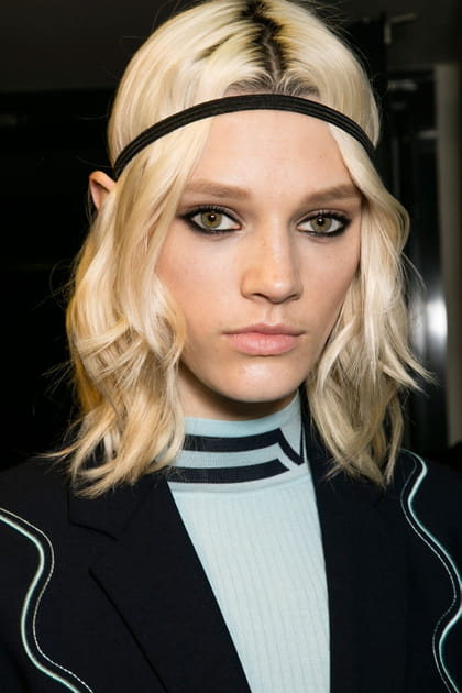 Le bandeau fin noir du d&eacute;fil&eacute; Versace