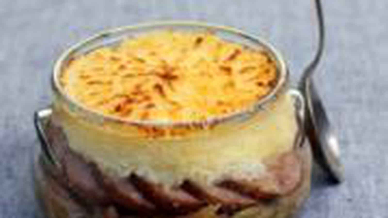 Parmentier de chair à saucisses au chou