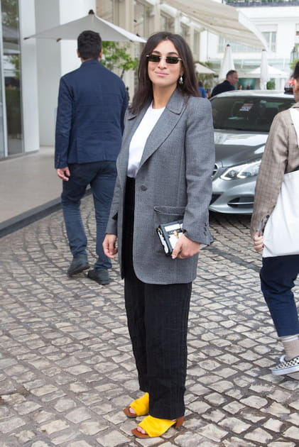 Camélia Jordana en blazer gris