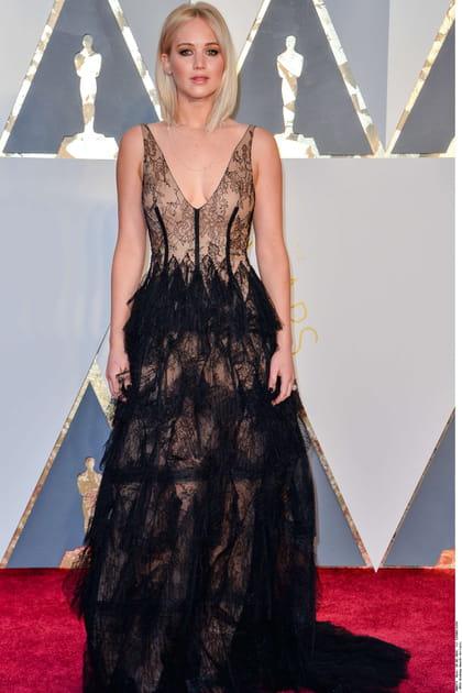 Jennifer Lawrence en robe longue &agrave; plumes au d&eacute;collet&eacute; plongeant
