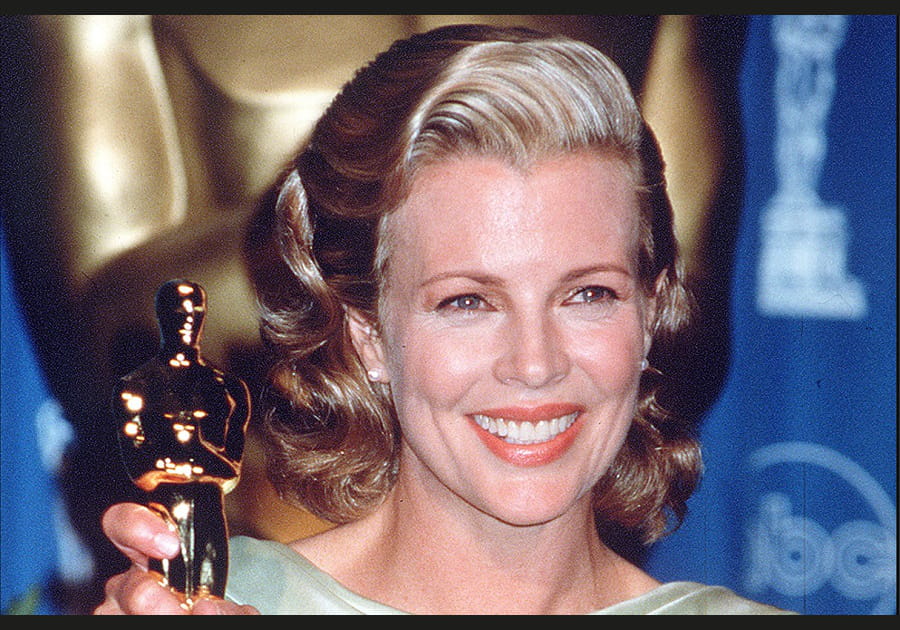 La coiffure r&eacute;tro de Kim Basinger