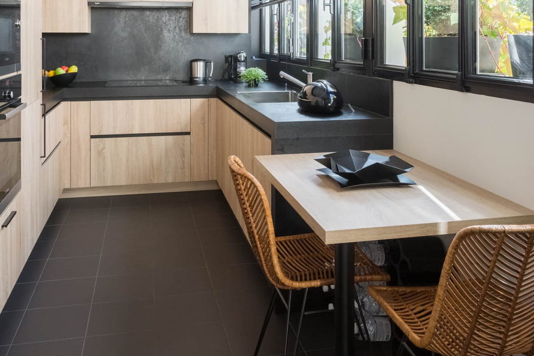 Un coin repas dans une cuisine en longueur