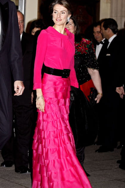 Letizia d'Espagne en robe longue rose et ceinture noire
