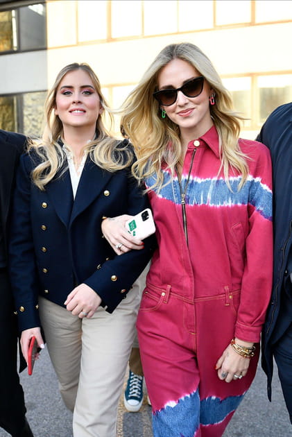 Chiara et Valentina Ferragni au d&eacute;fil&eacute; Alberta Ferretti