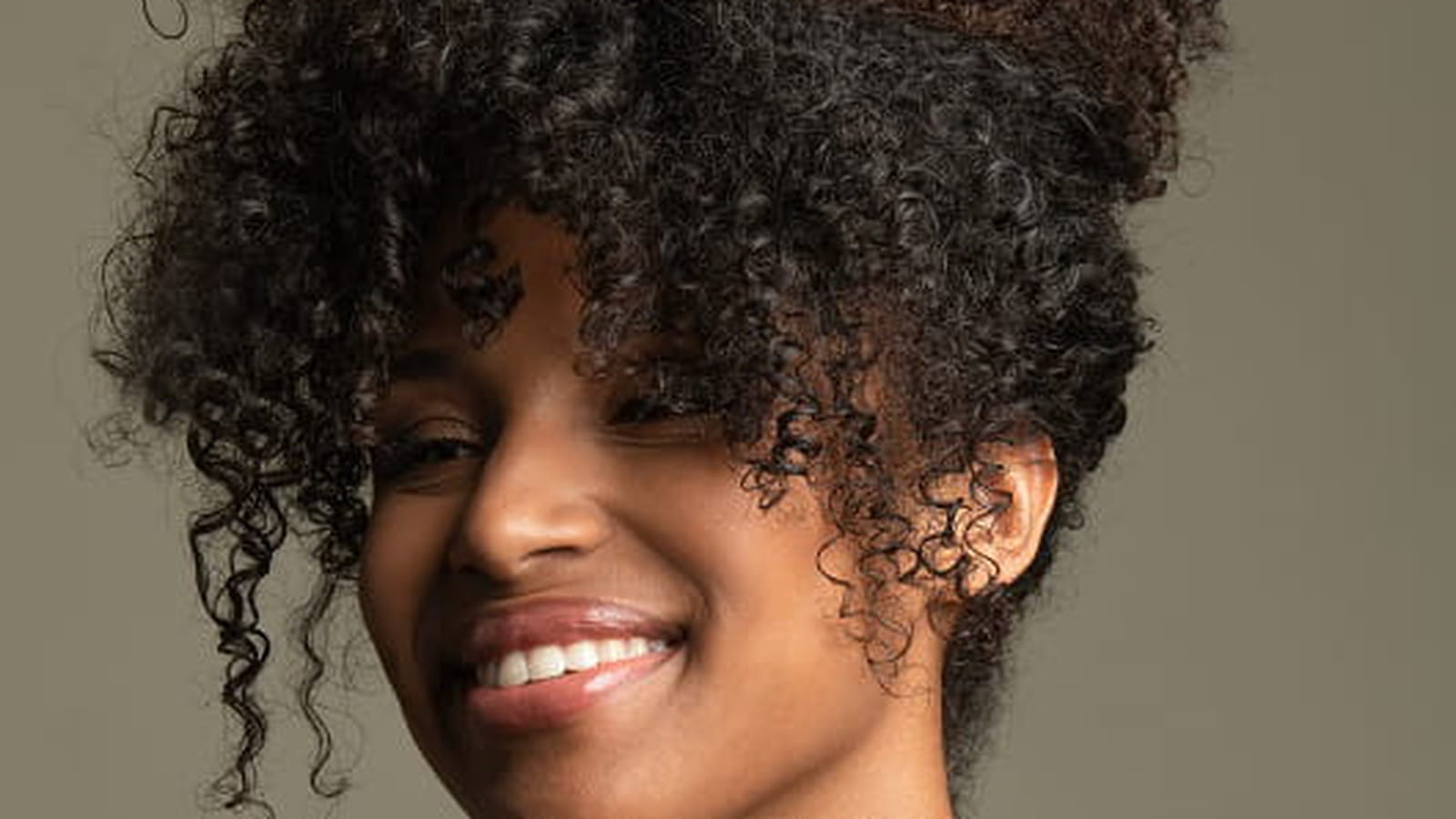 Chignon haut frisé