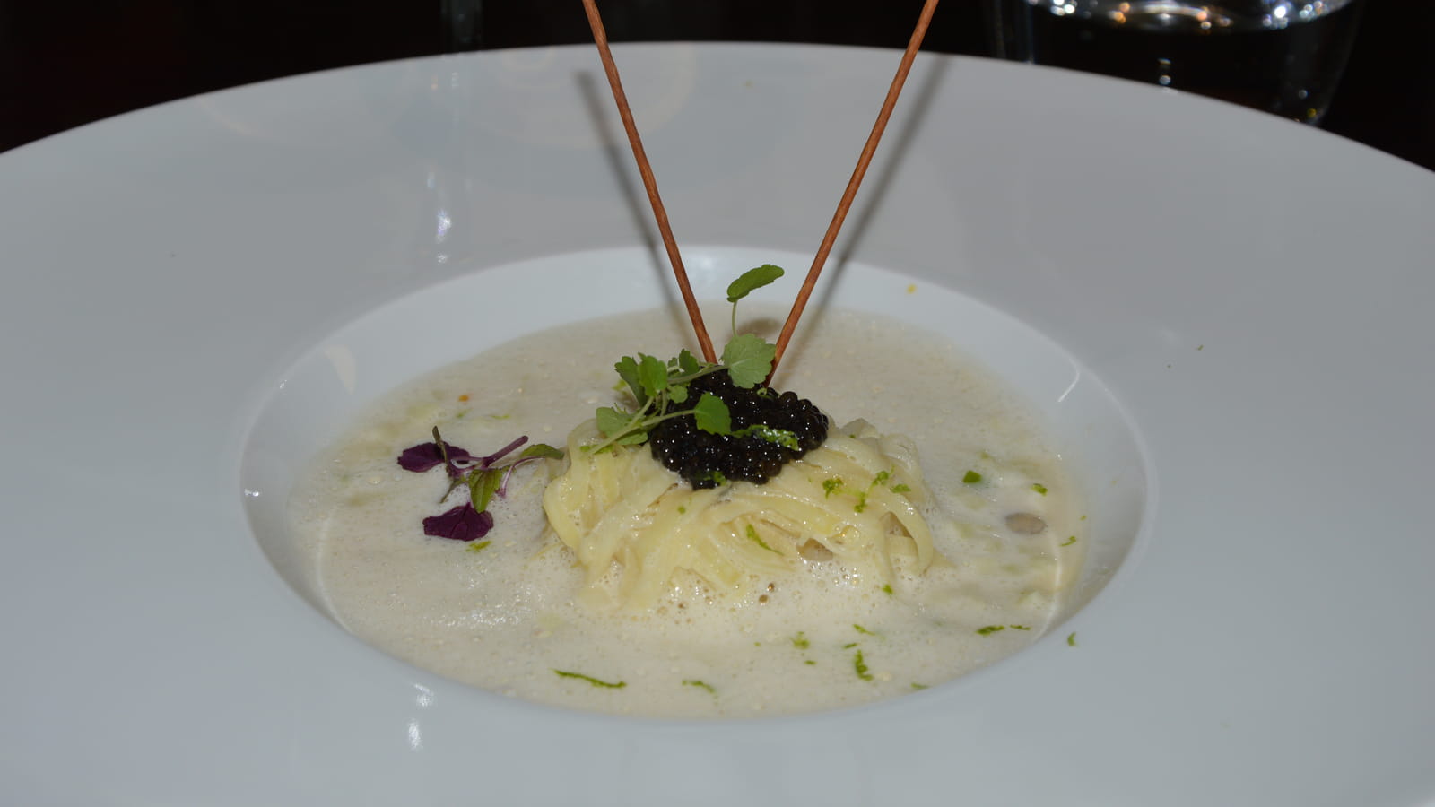 Caviar Akitania Nouvelle Récolte, spaghetti de pommes de terre, nage de coques, écume de Champagne a