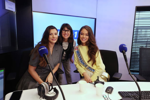 Hinaupoko Devèze accompagnée par Camille Cerf, sa chaperonne de luxe, sur Europe 1