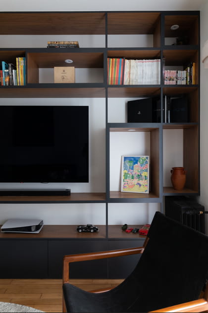 Apr&egrave;s&nbsp;: un salon avec un meuble t&eacute;l&eacute; rappelant les couleurs de la cuisine