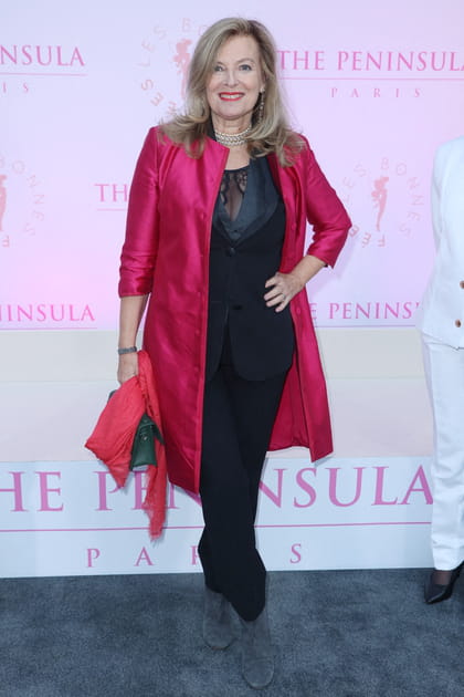 Valerie Trierweiler en veste satin&eacute;e rose fuchsia