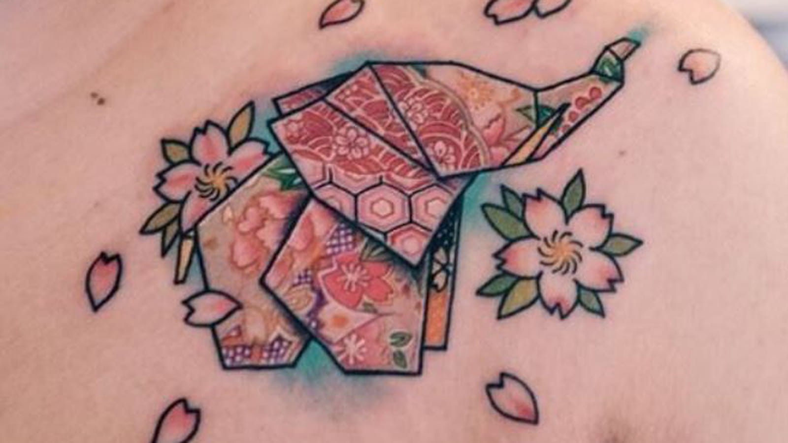 Éléphant origami sur le torse