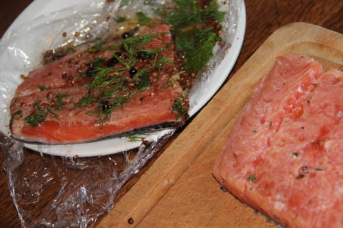 Gravlax de saumon, sauce citronnée à l'aneth