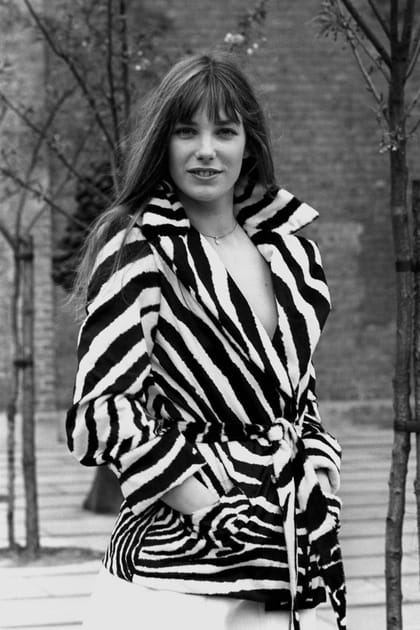Jane Birkin en veste zébrée nouée à la taille
