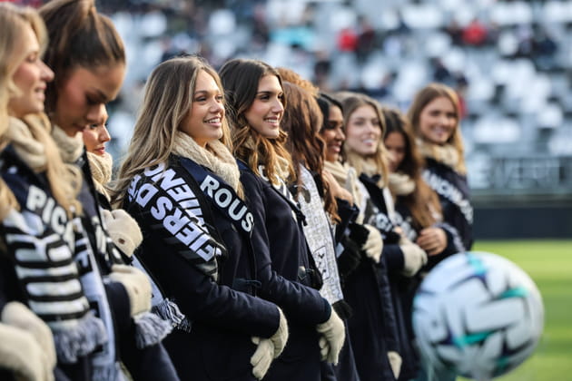 Miss Roussillon (Deborah Adelin-Chabal) sur la pelouse au stade de la Licorne &agrave; Amiens