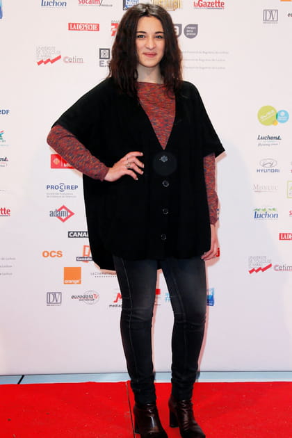 Cam&eacute;lia Jordana en gilet noir