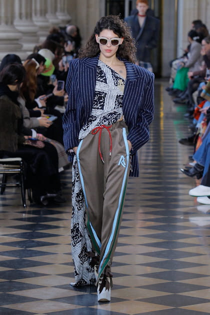 Pantalon de surv&ecirc;tement, haut imprim&eacute; et veste ray&eacute;e aper&ccedil;us sur le d&eacute;fil&eacute; Andreas Kronthaler for&nbsp;Vivienne&nbsp;Westwood