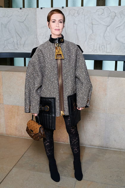 Sarah Paulson en veste argentée bi-matière à maxi fermeture éclair au défilé Louis Vuitton