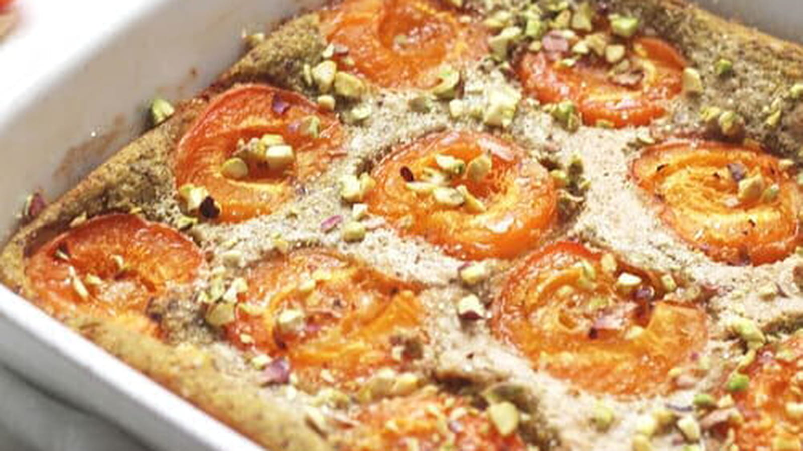 Clafoutis aux abricots, pistache et lait d’amande