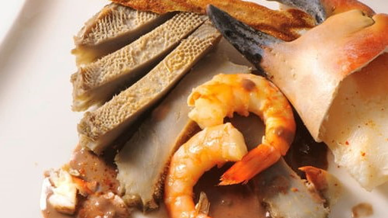Artichauts et crustacés, jus cacaoté & tuiles de sarrasin
