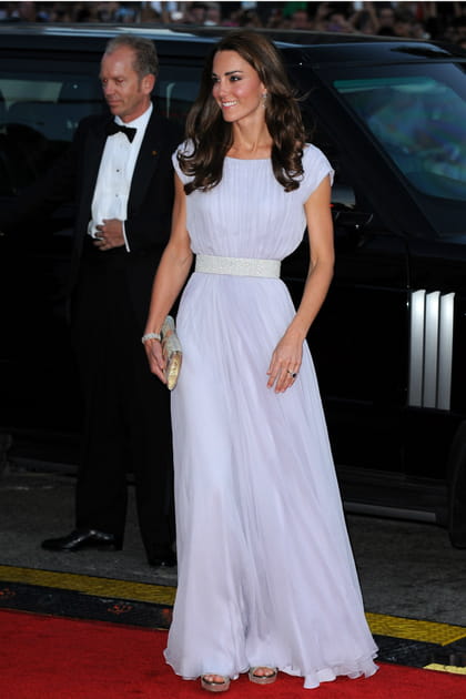 Kate Middleton en robe lilas Alexander McQueen et escarpins champagne Jimmy Choo